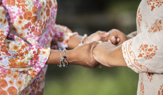 Frauen unterstützen sich gegenseitig und halten sich die Hände