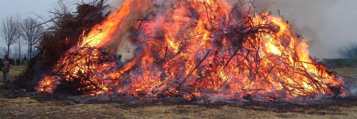 ein brennender Osterhaufen