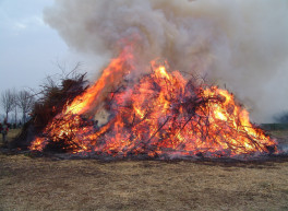 ein brennender Osterhaufen