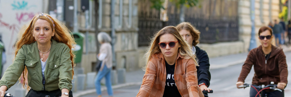 Menschen fahren mit dem Rad in die Arbeit