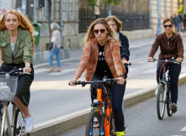 Menschen fahren mit dem Rad in die Arbeit