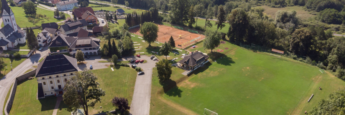 Luftaufnahme vom Sportplatz Keutschach