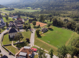 Luftaufnahme vom Sportplatz Keutschach