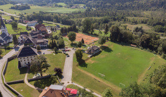 Luftaufnahme vom Sportplatz Keutschach