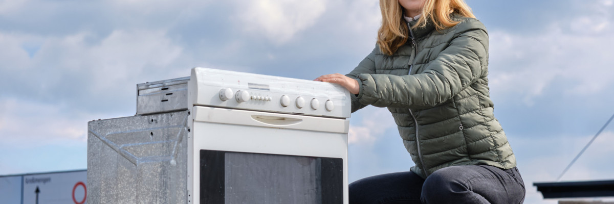 Frau mit Kühlschrank