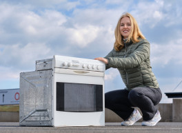 Frau mit Kühlschrank