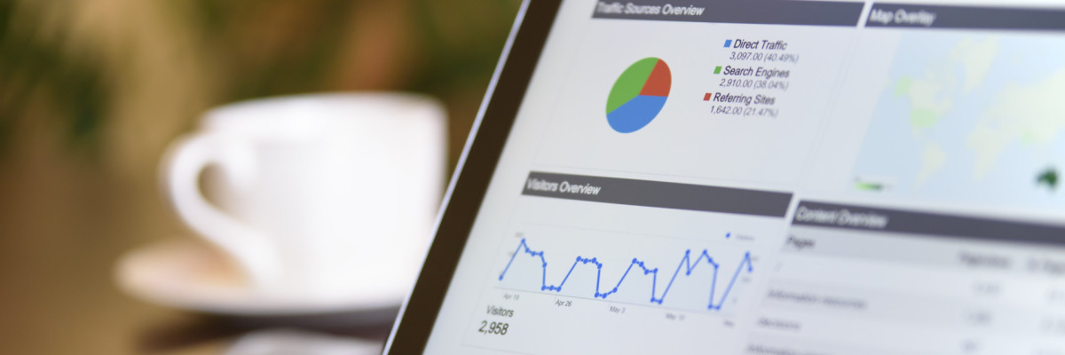 Laptop am Tisch mit Aufzeichnungen der Statistik