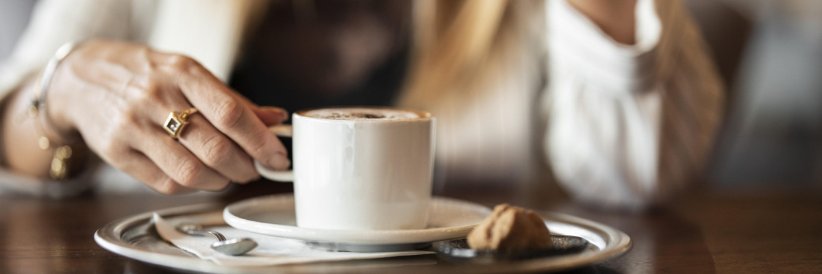 Frau trinkt cafe