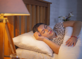 Frau schläft im bett