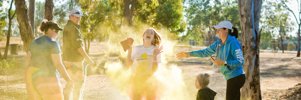 Familie die spielt und lacht