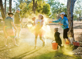 Familie die spielt und lacht