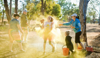 Familie die spielt und lacht