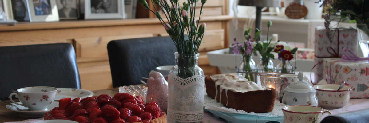Gedeckter Esstisch mit Kuchen
