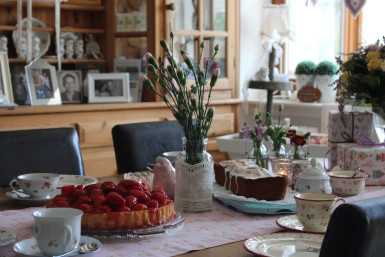 Gedeckter Esstisch mit Kuchen