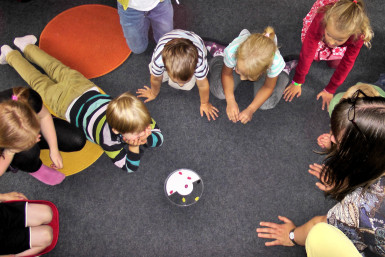 Kinder spielen am NBoden