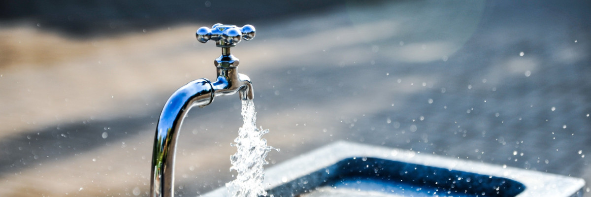Wasserhahn im Freien