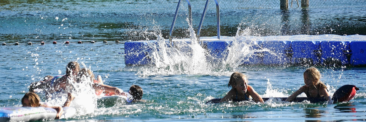 Kinder baden im See