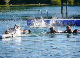 Kinder baden im See