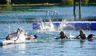 Kinder baden im See