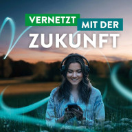 Junge Frau mit Kopfhörern und Smartphone in ländlicher Umgebung bei Sonnenuntergang.