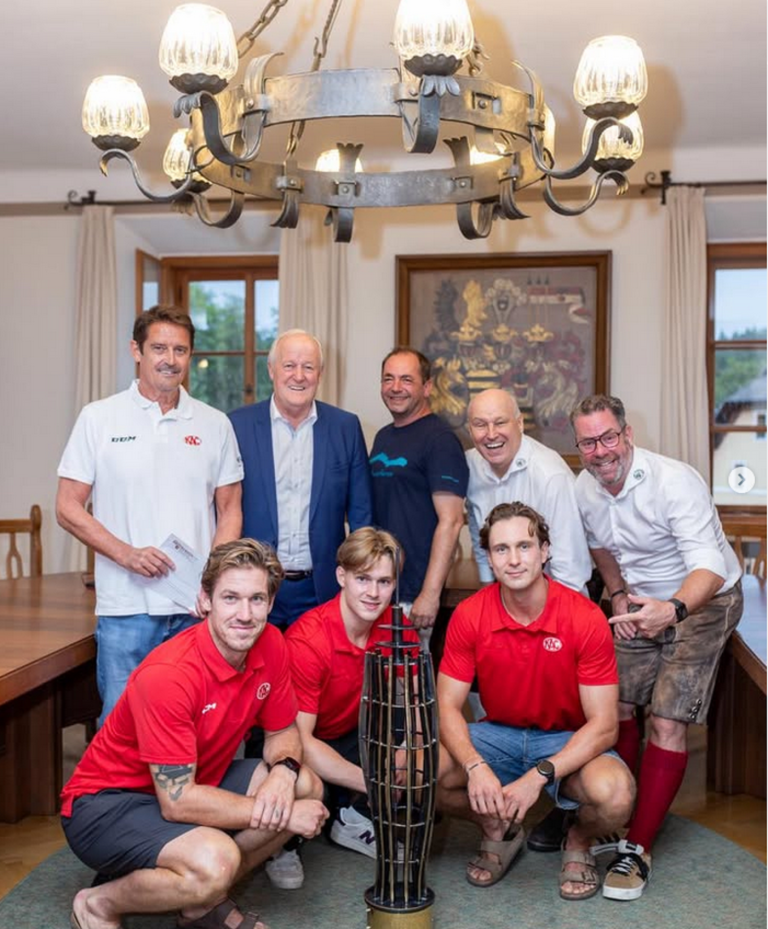 Klaus Eberhart, Karl Schranz und weitere Männer mit Pokal in Tirol