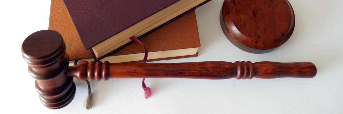 Bücher und Gerichtshammer