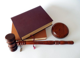 Bücher und Gerichtshammer