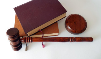 Bücher und Gerichtshammer
