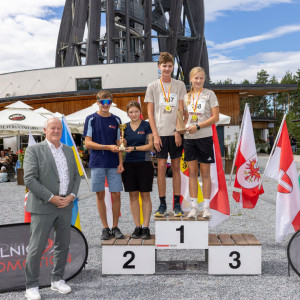 Siegerehrung mit Medaillen und Pokalen für junge Sportler auf dem Podest in Purkersdorf.