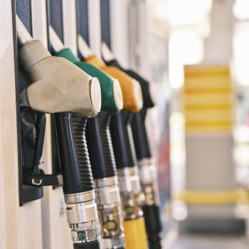 Zapfsäulen mit verschiedenen Farben an einer Tankstelle in Österreich
